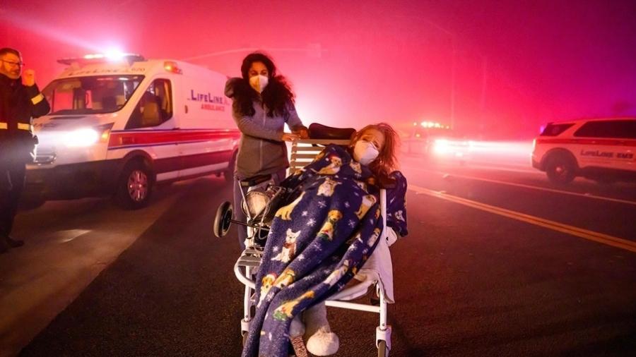 Pacientes idosos são evacuados de casa de repouso próxima a incêndio florestal em Pasadena, na Califórnia Pacientes idosos são evacuados de casa de repouso próxima a incêndio florestal em Pasadena, na Califórnia