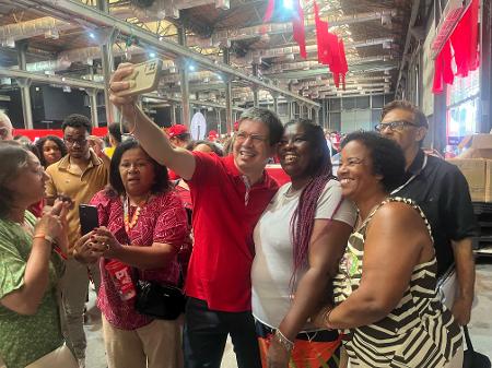 22.fev.2025 - Randolfe Rodrigues tira foto com público na festa de aniversário de 45 anos do PT, neste sábado (22), no Rio. 22.fev.2025 - Randolfe Rodrigues tira foto com público na festa de aniversário de 45 anos do PT, neste sábado (22), no Rio.