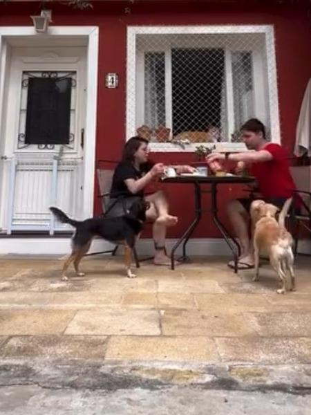 Thaís e o marido em frente a casa de vila em que moram Thaís e o marido em frente a casa de vila em que moram