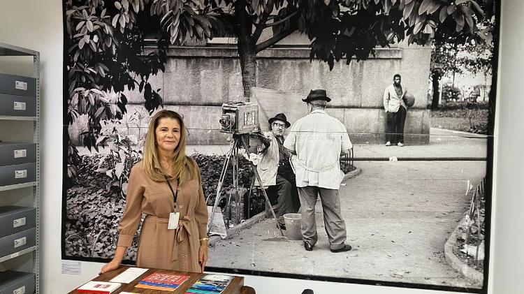 Mônica Gomes encontrou fotografia da fachada entre as caixas da biblioteca