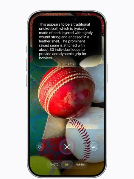 Ao captar uma imagem com a câmera do iPhone, a Siri poderá descrever o que está captando; no caso, a assistente explica que trata-se de uma bola de críquete Ao captar uma imagem com a câmera do iPhone, a Siri poderá descrever o que está captando; no caso, a assistente explica que trata-se de uma bola de críquete