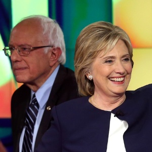 Os democratas Hillary Clinton e Bernie Sanders - Joe Raedle/Getty Images/AFP