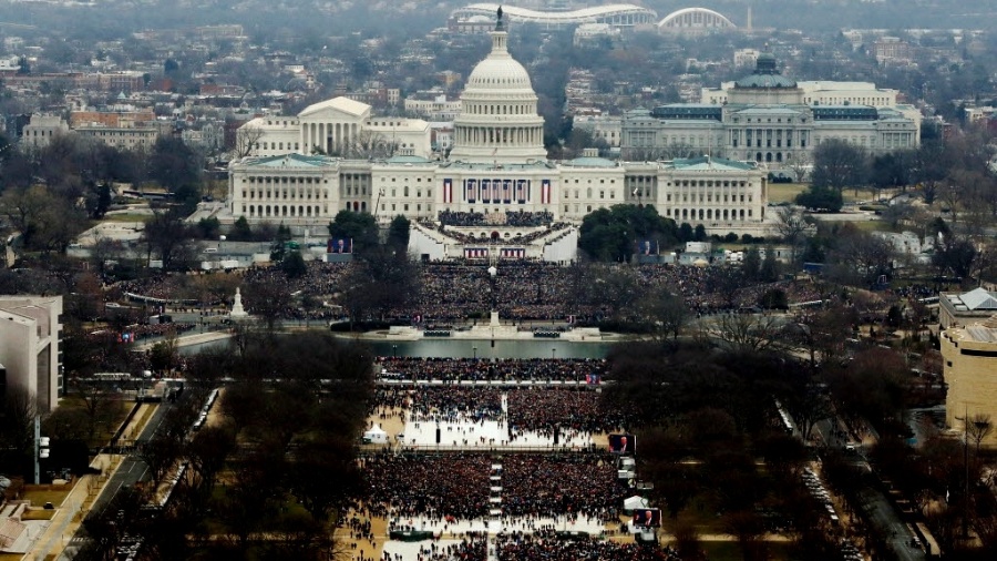 20.jan.2017 - Multidão acompanha posse do presidente eleito dos EUA, Donald Trump, em frente ao Capitólio, em Washington DC, nesta sexta-feira (20) - Lucas Jackson/Reuters