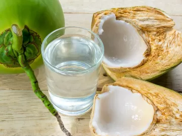 Água de coco é melhor do que água? Compare benefícios e cuidados