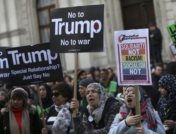 Manifestantes protestam contra o presidente norte-americano, Donald Trump, em Londres - Neil Hall/Reuters