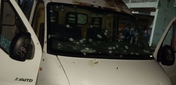 A van de Carlos Lofredo foi alvejada pela polícia - Divulgação
