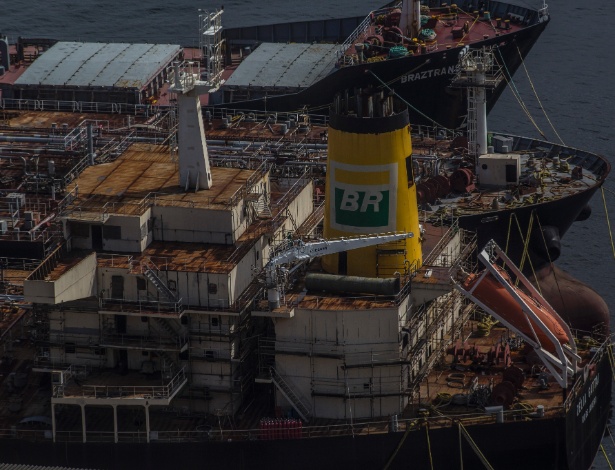 Navios de petróleo inacabados em porto de Niterói, no Rio de Janeiro - DADO GALDIERI/NYT