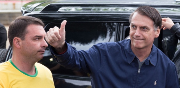 Resultado de imagem para Bolsonaro diz que estÃ¡ â€œcom uma mÃ£o na faixaâ€ presidencial