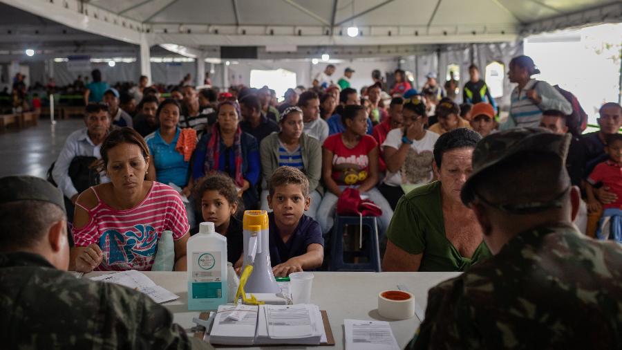 Imigrantes venezuelanos são recebidos por militares brasileiros na fronteira entre o Brasil e o país vizinho - Avener Prado/Folhapress