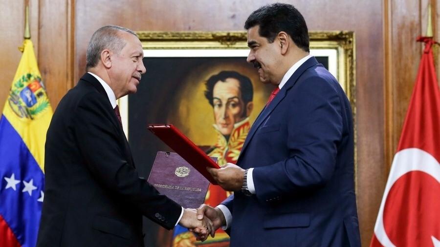 Nicolás Maduro (d), recebe o presidente da Turaquia, Recep Tayyip Erdogan, no Palacio de Miraflores, em Caracas - Presidencia de Venezuela/Xinhua