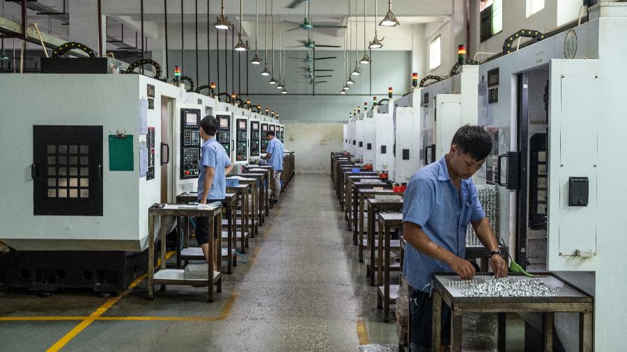 Trabalhadores da Quankang, uma empresa de produtos eletrônicos de propriedade de Shao Chunyou, na fábrica da empresa em Dongguan, na China - Lam Yik Fei/The New York Times