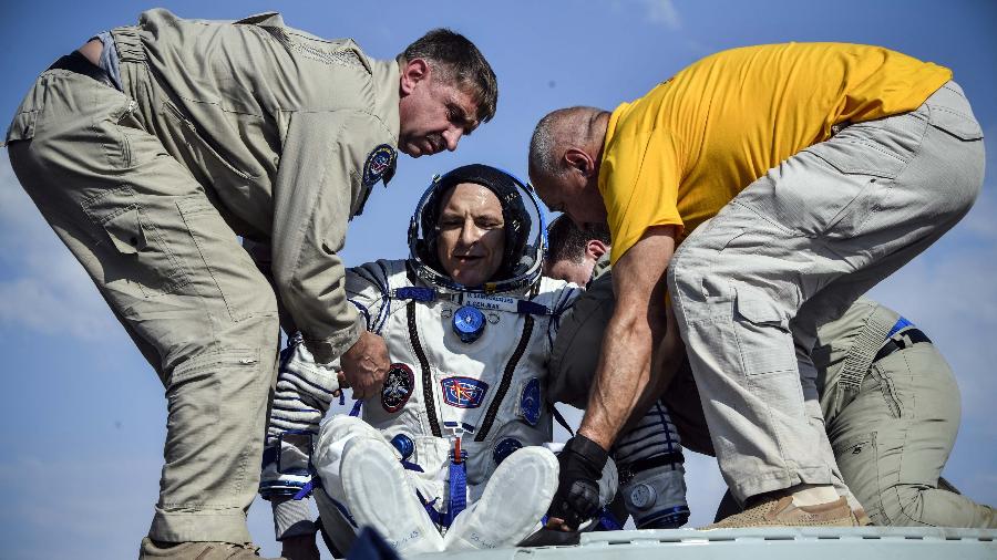 Tripulação da Soyuz foi retirada da cápsula de descida por equipes de resgate - Alexander Nemenov/Pool via REUTERS