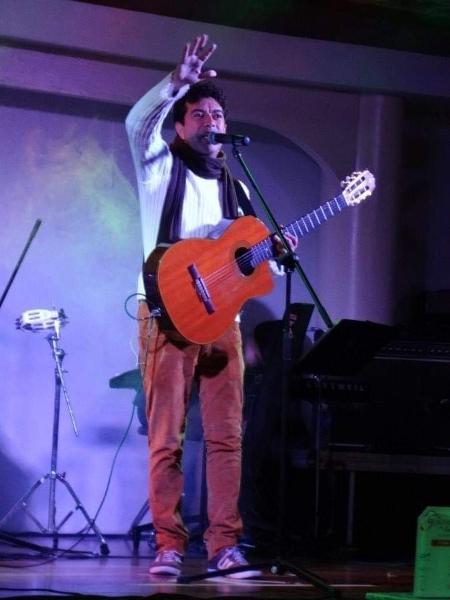 O músico baiano Edilson Dhio morreu após cair da varanda de sua casa - Reprodução/Facebook