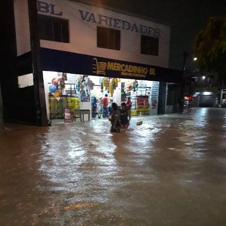 Rua alagada em Manaus durante temporal - Reprodução