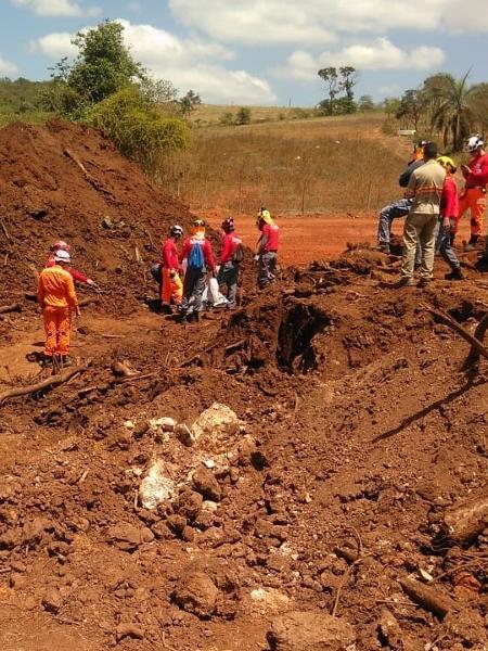 4.out.2019 - Equipes dos bombeiros no local onde encontraram mais um corpo de uma vítima de Brumadinho - Divulgação/CBMG