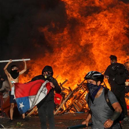 28.out.2019 - Manifestantes durante protestos em Santiago, no Chile - Henry Romero / REUTERS