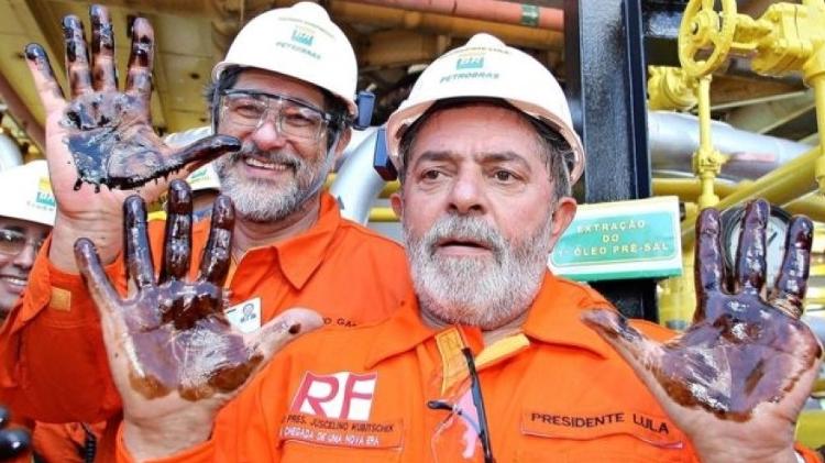 Em 2008, Lula sujou mãos de petróleo para comemorar primeira extração simbólica do pré-sal - Agência Brasil