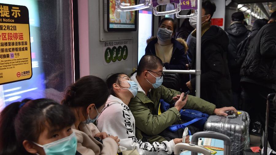 Pessoas usam máscaras no metrô de Xangai  - Hector Retamal/AFP