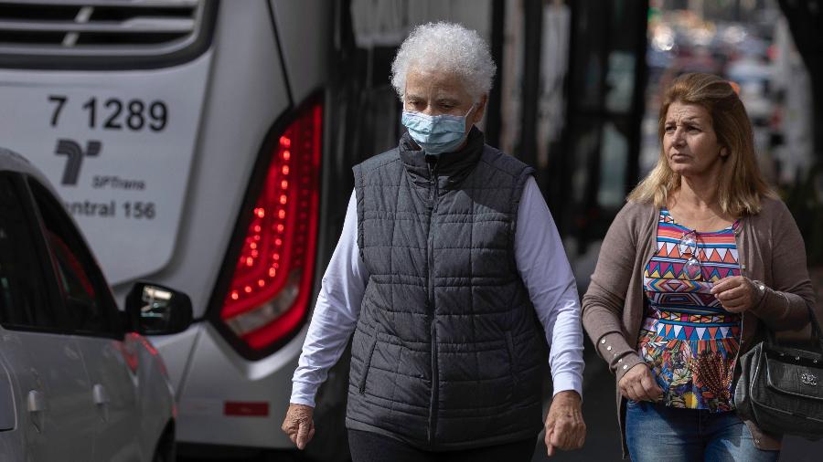 Coronavírus: Pessoa se protege com máscara na Avenida Paulista, região central de São Paulo - Bruno Rocha: Fotoarena/Estadão Conteúdo