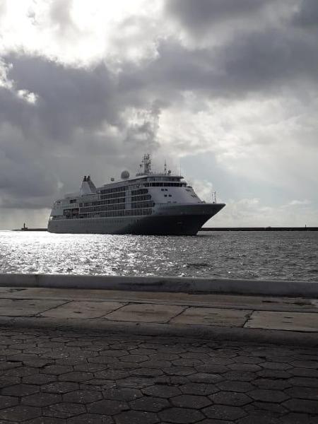 Navio Silver Shadow, das Bahamas, que está ancorado no porto de Recife - Divulgação