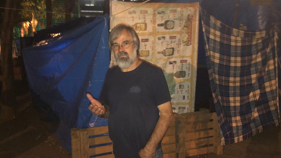 Bronzeri na tenda onde está acampado com militantes pelo impeachment do governador Doria em São Paulo - Paulo Sampaio/UOL