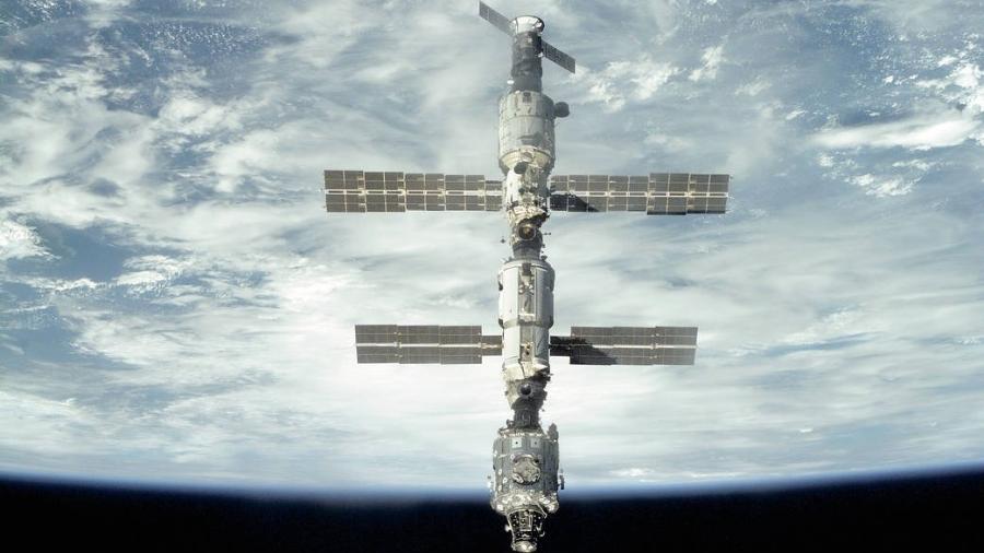 Módulo de Serviço Zvezda, lançado no dia 12 de julho de 2000. Ele forneceu alojamentos e passou a executar algumas funções do sistema de suporte à ISS - Nasa