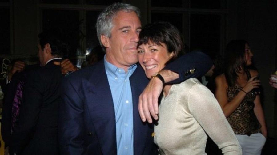 Jeffrey Epstein e Ghislaine Maxwell em foto de 2005; segundo acusação, ela tinha papel de aliciar vítimas - Getty Images