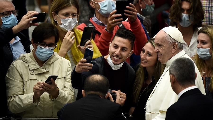 07.out.2020 - Apesar da obrigatoriedade, Papa Francisco cumprimenta fieis sem máscara - Filippo MONTEFORTE / AFP