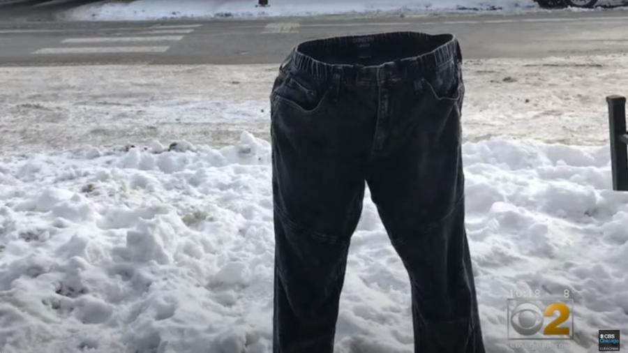 Adam Selzer viralizou nas redes sociais ao congelar calças para delimitar vagas onde estacionar carros - Reprodução/Youtube 
