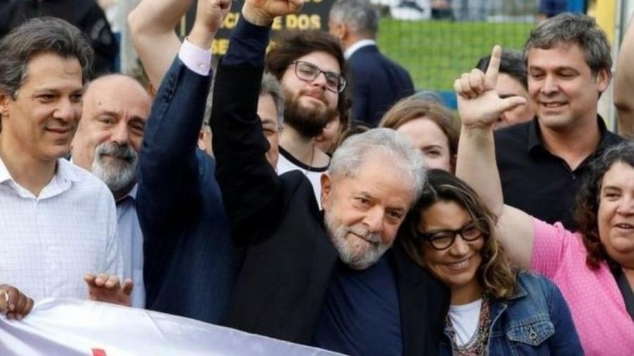 Com Lula no páreo, risco é ex-capitão partir para o "campeonato de bondades" - Reuters