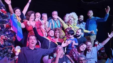 Entre voluntários e assistidos, ela manda um beijo na festa de Natal da ONG Eternamente Sou, que teve show da cantora Mylena Jardim - Arquivo Pessoal - Arquivo Pessoal