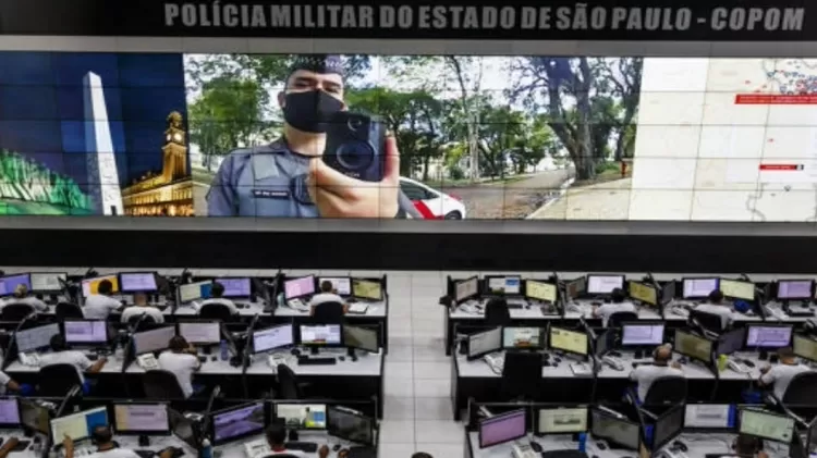 Centro de operações da PM acompanha em tempo real imagens capturadas por câmera acoplada em uniforme de policiais   - Rubens Cavallari/Folhapress - Rubens Cavallari/Folhapress