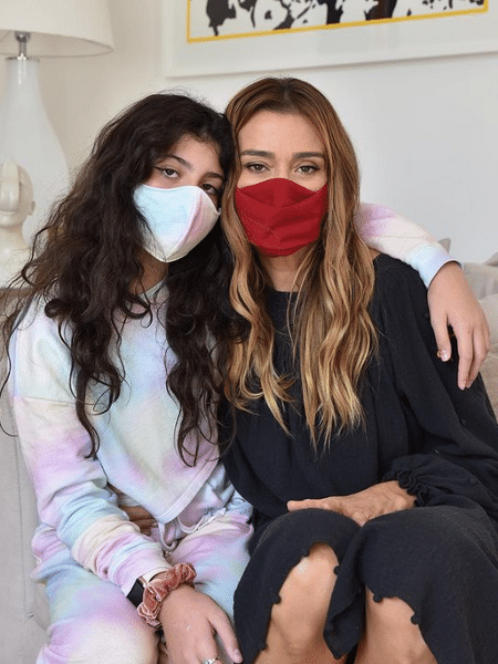 Mônica Martelli aparece ao lado da filha, Julia Martelli, para pedir uso de máscaras - Reprodução/Instagram