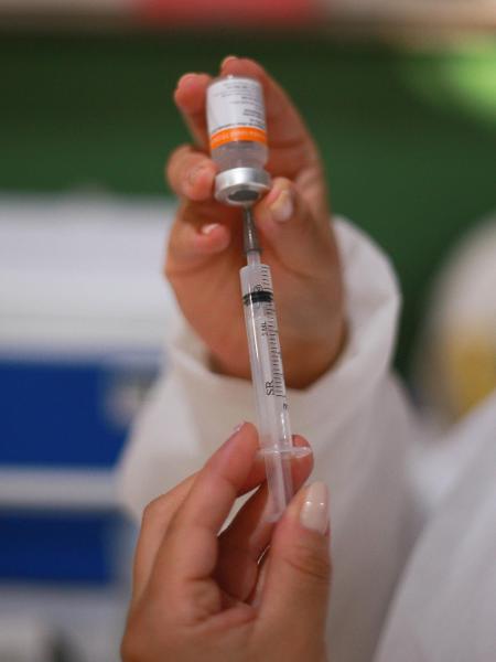 23.jun.2021 - Primeira dose da vacina da fabricante Sinovac (Coronavac) para pessoas com + de 42 anos na cidade de Santos - Fabrício Costa/Estadão Conteúdo