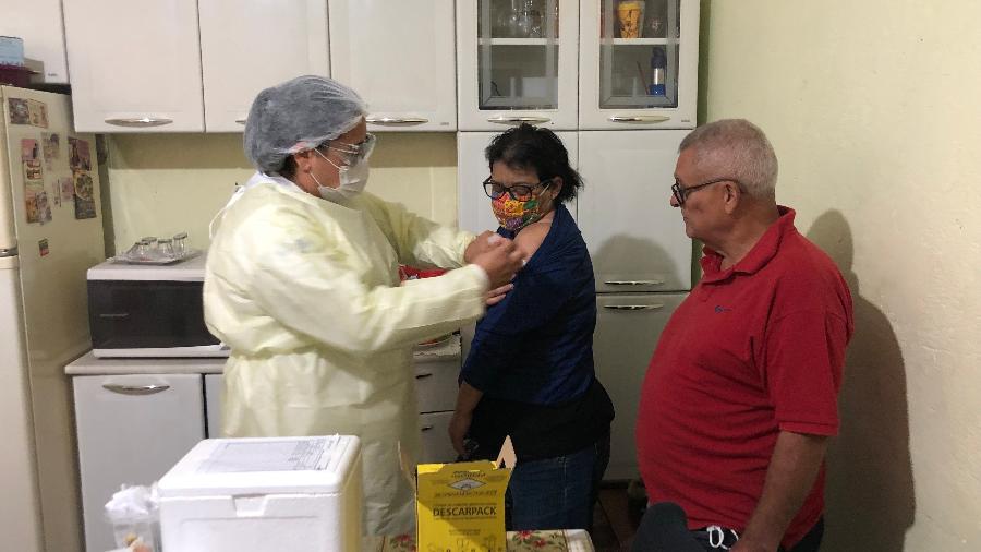 Atrasados, Edna e Adailton de Oliveira tomam a segunda dose da vacina contra covid-19 em casa - Lucas Borges Teixeira/UOL