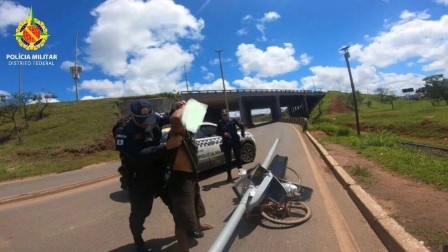 Suspeito pedalou por mais de 1 km antes de ser abordado e preso, segundo informações da Polícia Militar - Divulgação/PMDF