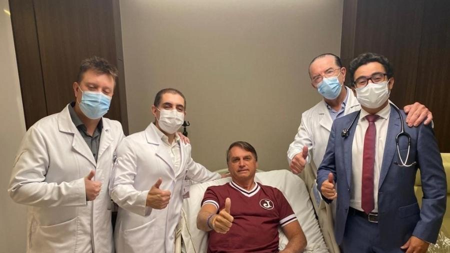 O presidente Jair Bolsonaro (PL) recebeu alta médica hoje após a equipe do cirurgião Antonio Macedo descartar cirurgia para tratar uma obstrução intestinal - Reprodução/Facebook