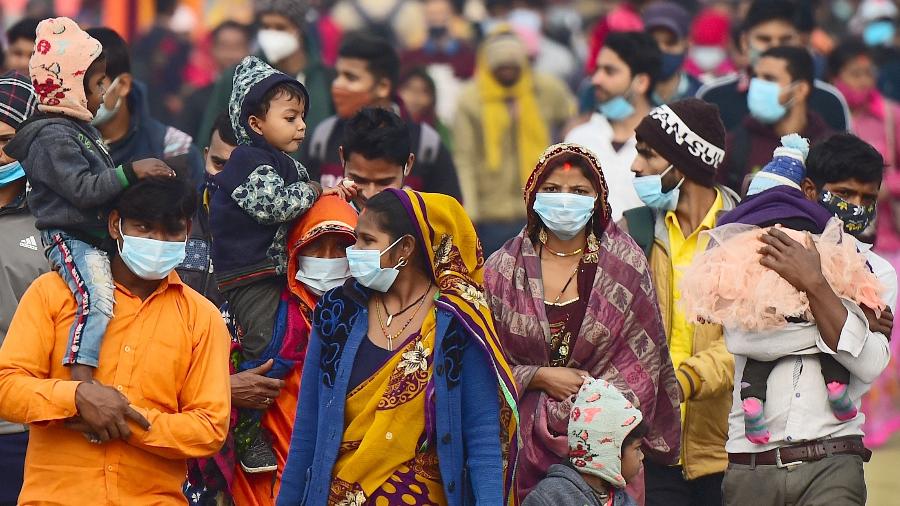 Pessoa comparecem a festival anual hindu, em Allahabad, Índia - Sanjay Kanojia/AFP