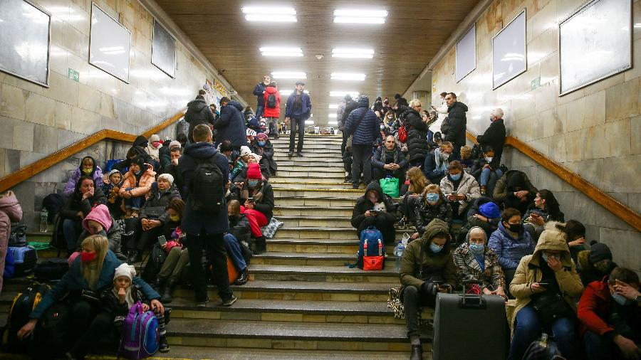 24.fev.2022 - Pessoas são abrigadas em uma estação de metrô de Kiev, depois que o presidente russo, Vladimir Putin, autorizou uma operação militar no leste da Ucrânia - Viacheslav Ratynskyi/Reuters
