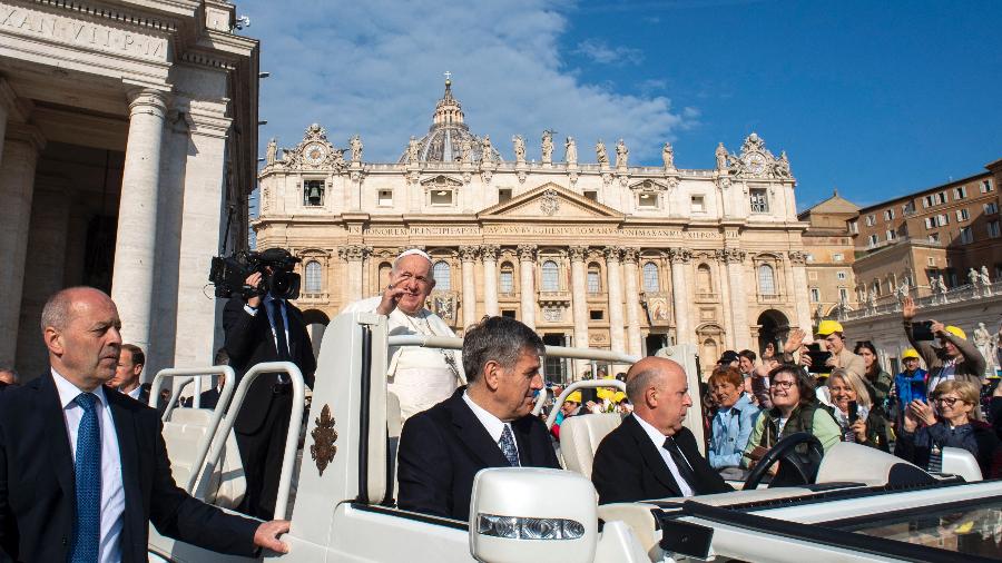 20.abr.2022 - Papa Francisco saudando os participantes ao chegar no papamóvel para a audiência geral semanal na praça de São Pedro, no Vaticano - Vatican Media/AFP