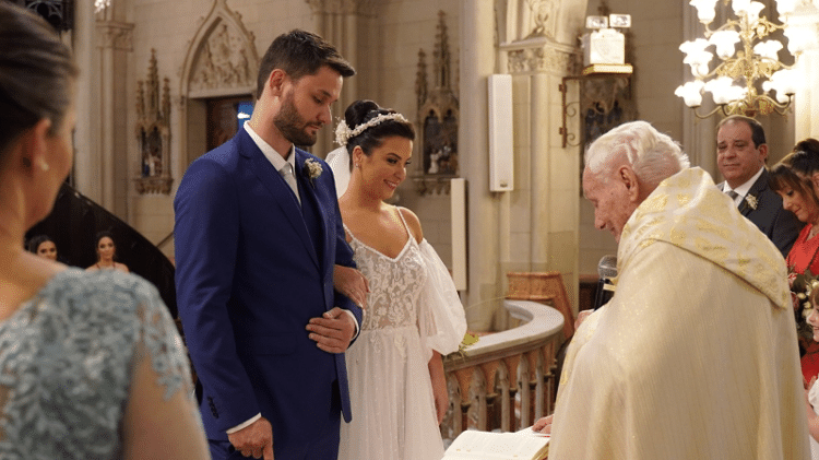 Padre brasileiro ordenado pelo Papa celebra casamento do próprio neto