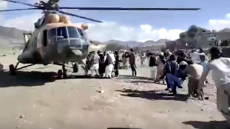 Helicóptero evacua feridos após terremoto no Afeganistão - BAKHTAR NEWS AGENCY/Handout via REUTERS