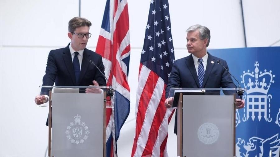 O diretor do serviço britânico de inteligência MI5, Ken McCallum (à esquerda) e o diretor do FBI, Christopher Wray (à direita), fizeram uma declaração conjunta em Londres - UK Pool via ITN