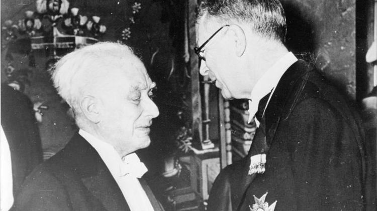 Born conversando com o Rei Gustavo Adolfo 6º da Suécia na cerimônia de entrega do Prêmio Nobel em 1954 - Getty Images - Getty Images