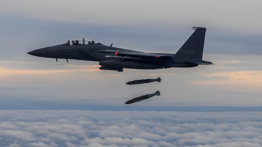 4.10.22 - Um jato F-15K da Coreia do Sul durante exercícios militares feitos em conjunto com a Força Aérea dos EUA - Ministério da Defesa da Coreia do Sul via Reuters