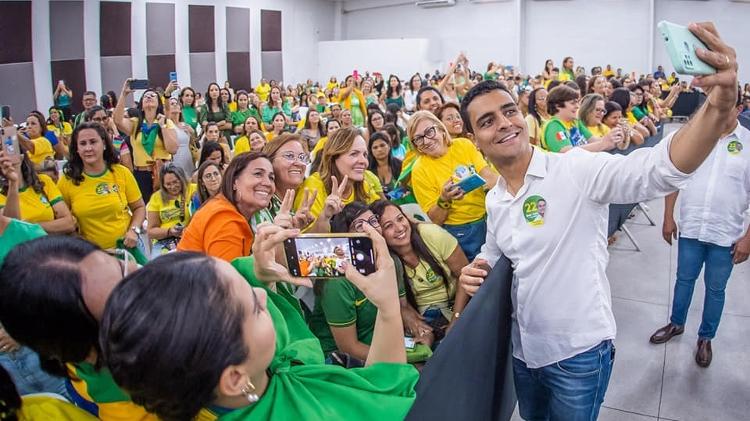 JHC (PL) durante evento em igreja de Maceió no segundo turno de eleição presidencial, em 2022