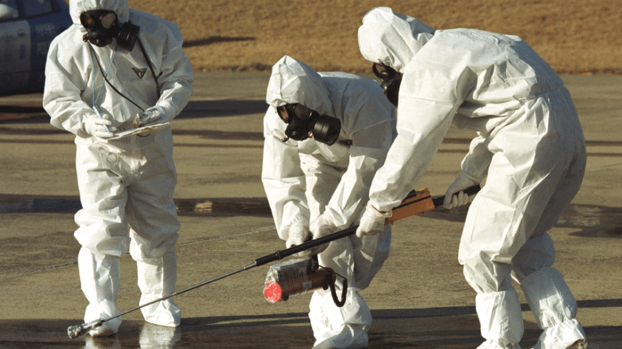 Cientistas monitoram radiação nuclear em uma rua - GETTY IMAGES