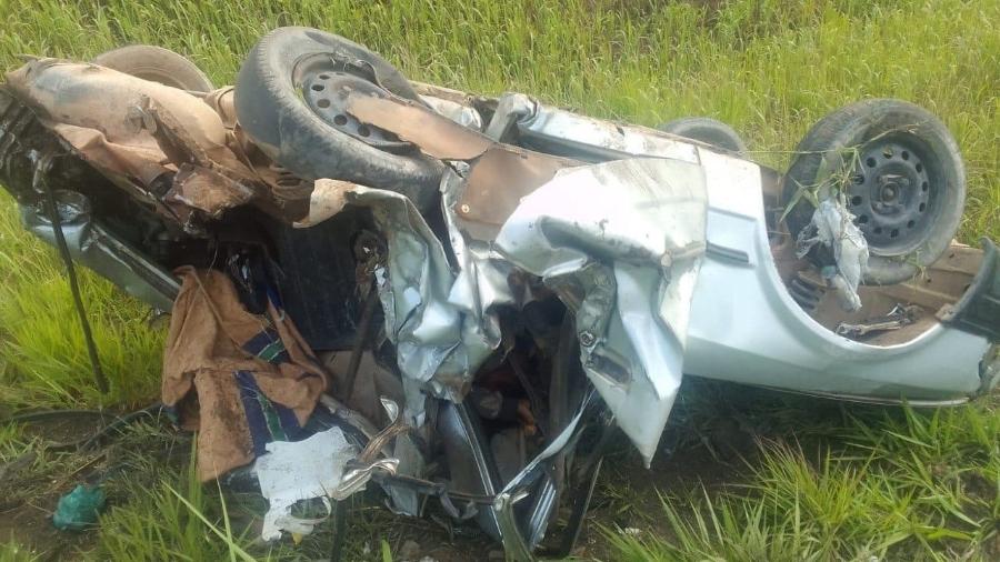 Carro dirigido pela vítima ficou destruído após ser esmagado por carreta em rodovia de Minas Gerais - Corpo de Bombeiros de Minas Gerais/Reprodução