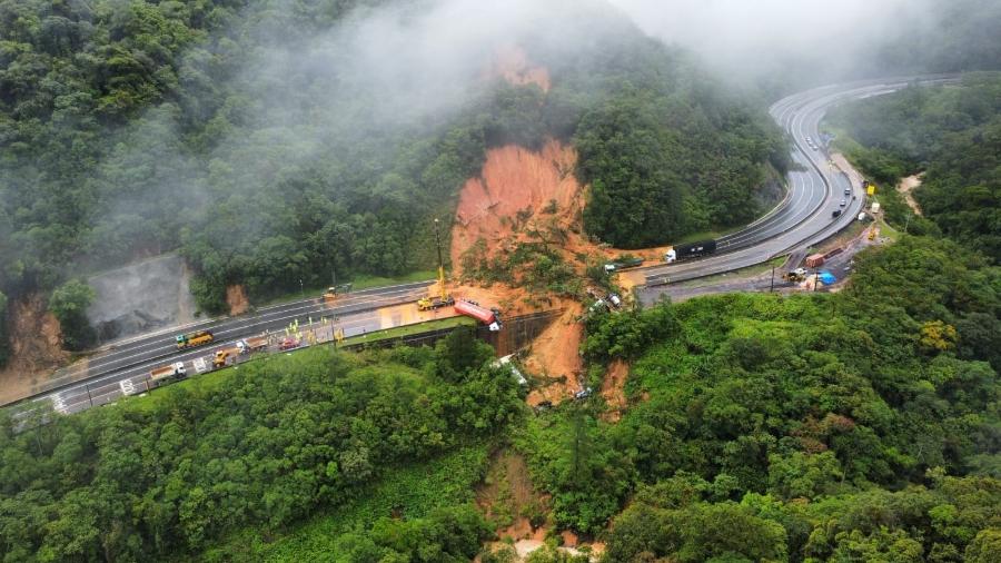 Segundo estimativas do governo paranaense, pelo menos 21 veículos foram arrastados pela lama na BR-376 - CBMSC/Divulgação