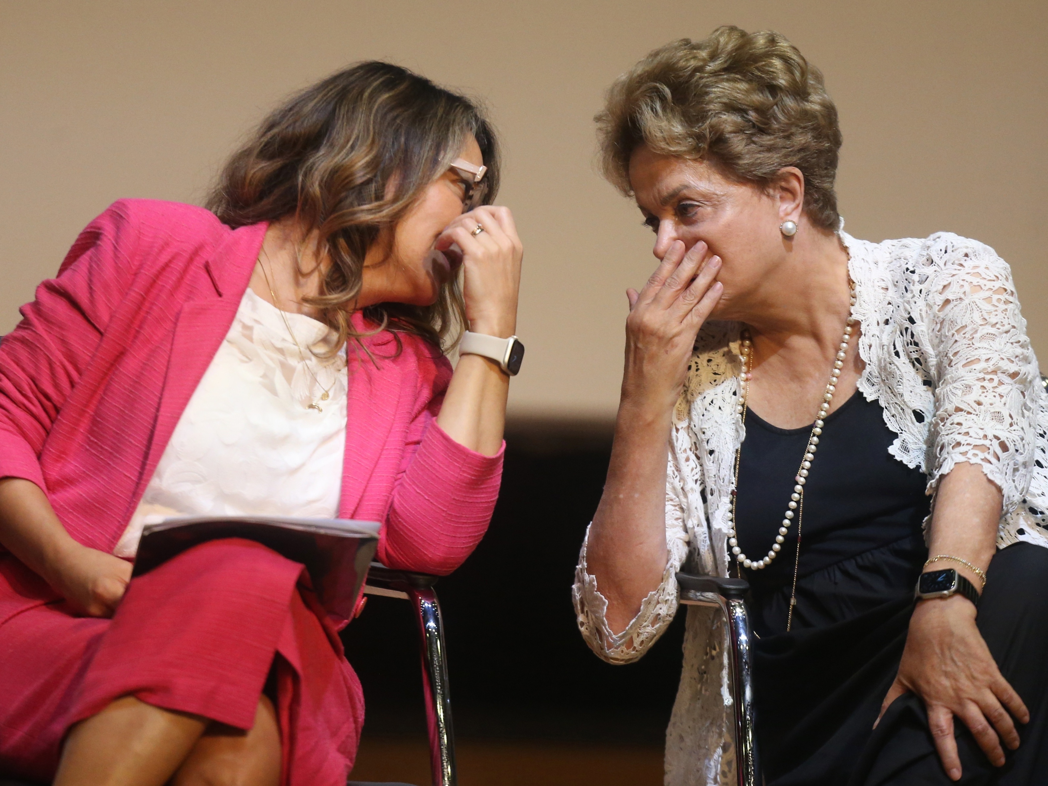 Dilma é o nome da dama de vermelho que parou Brasília escoltada por armas;  conheça - Revista Fórum